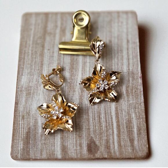 Pretty VINCE CAMUTO Rhinestone Crystal Flower Gold Clip On Earrings - Picture 1 of 2